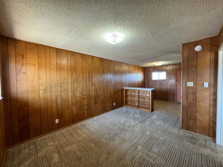 Building Photo - 805 W Hallmark Ave