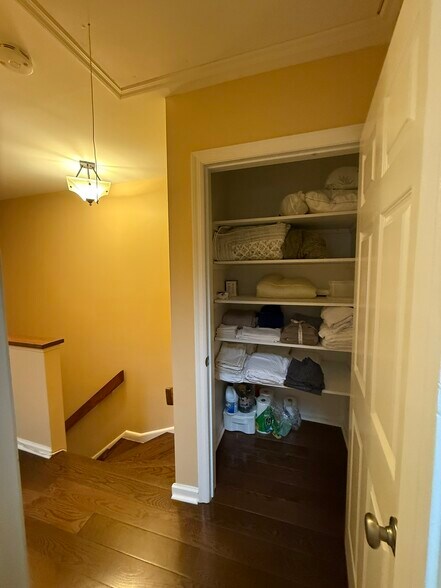 Building Photo - 1465 E Putnam Ave