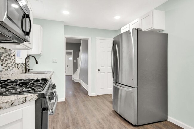 Building Photo - Coming Soon! Charming 3 Bedroom, 1.5 Bath ...