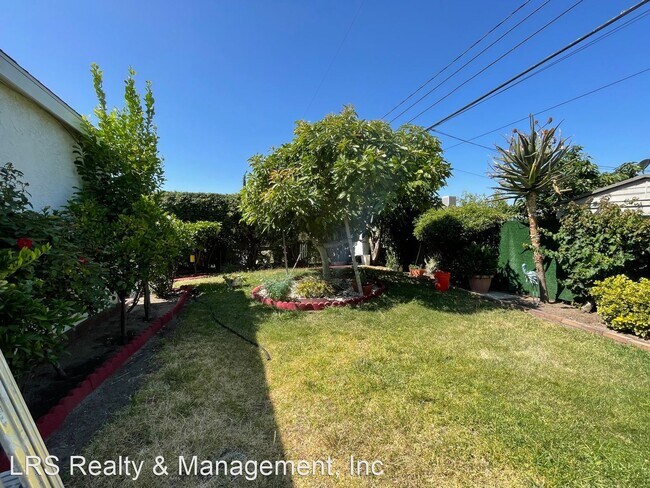 Building Photo - 2 br, 1 bath House - 737 Calaveras Ave.