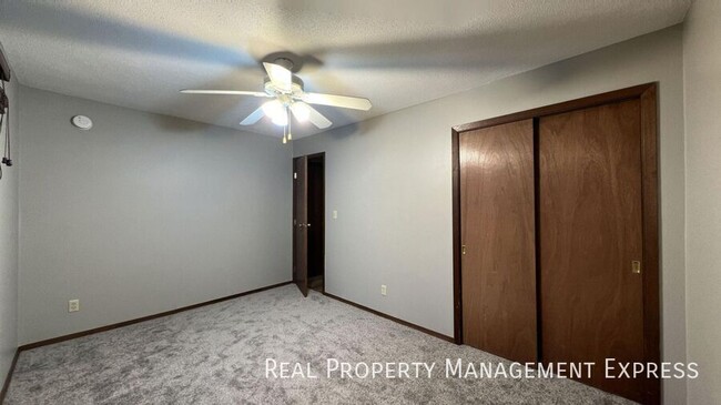 Building Photo - Spacious 2 Bedroom Apartment with Modern U...