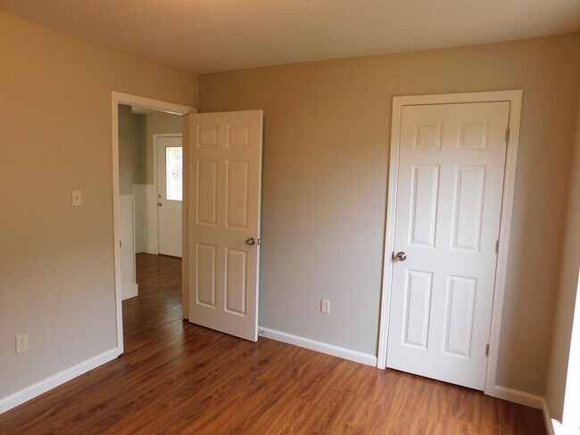 Building Photo - 5539 Bradley Dr