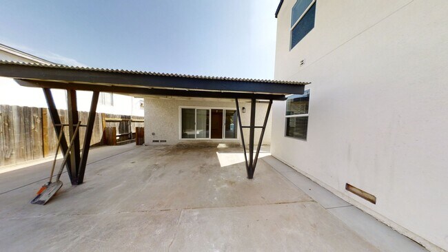 Building Photo - Newly Renovated! 4BD/2BA