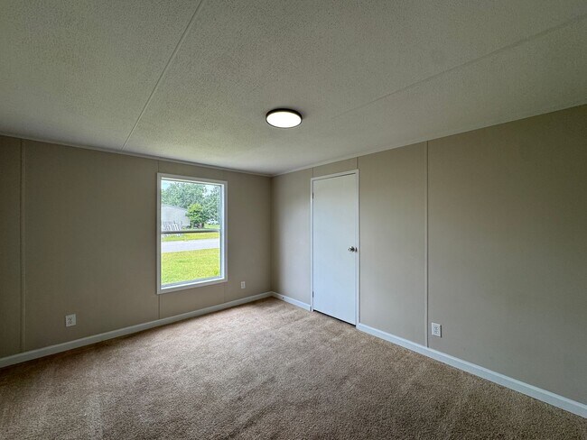 Building Photo - Beautifully Updated 3 Bed 2 Bath Home with...