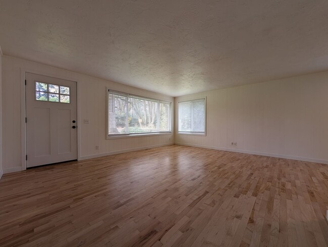 Building Photo - updated 4bed/2bath duplex near Oakway Rd