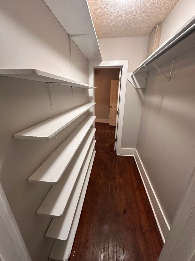 Building Photo - $825 - 2 bedroom/ 1 bathroom - Single Fami...