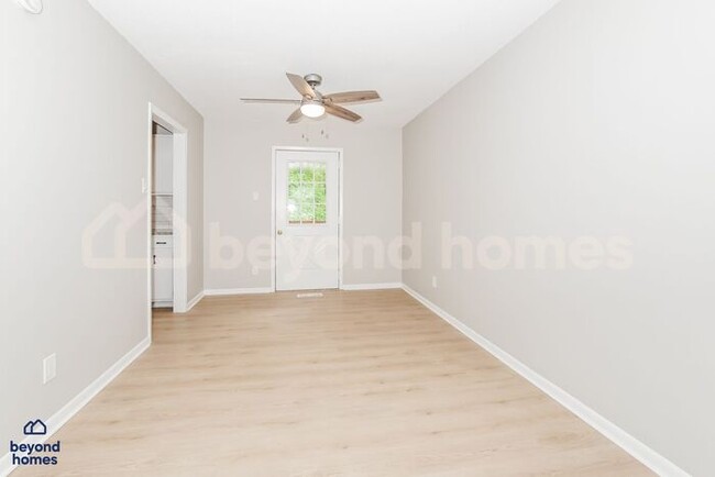Building Photo - Stunning 4 Bedroom 2 Bathroom Home - Looki...