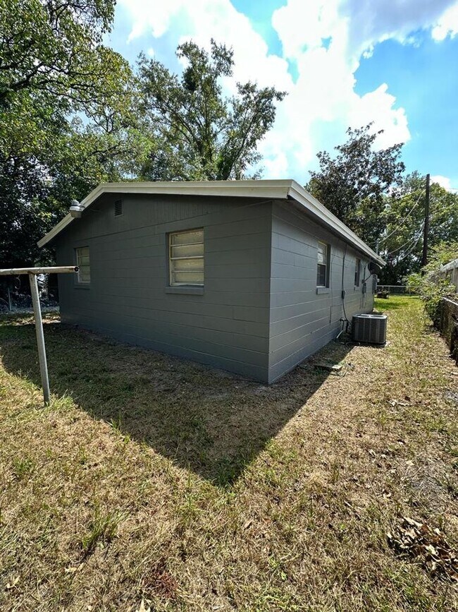 Building Photo - Fully Renovated 3/1 Single Family Available Now!