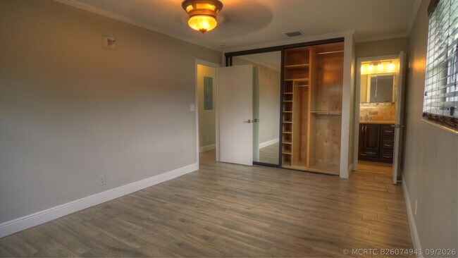 Building Photo - 1128 W River Dr