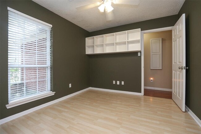 Building Photo - 22815 Red River Dr