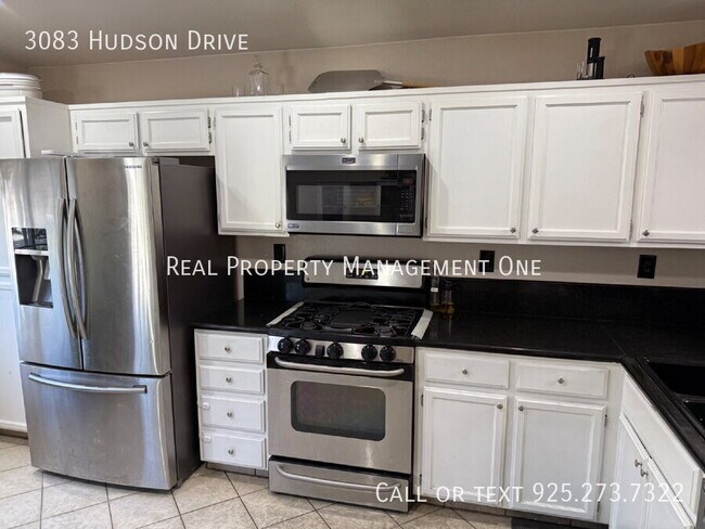 Building Photo - 3083 Hudson Dr