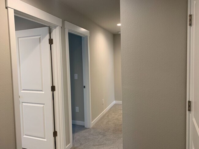 Building Photo - COMING SOON END OF FEB Salmon Creek Legacy Estates....  Front yard care provided - EZ 1/5 & 205 a...