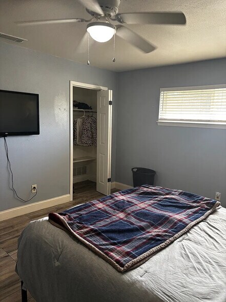 Building Photo - Room in Duplex on El Retiro Rd