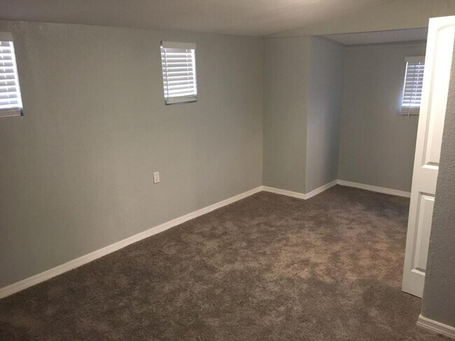 Building Photo - Updated 4/1 Home in St Petersburg