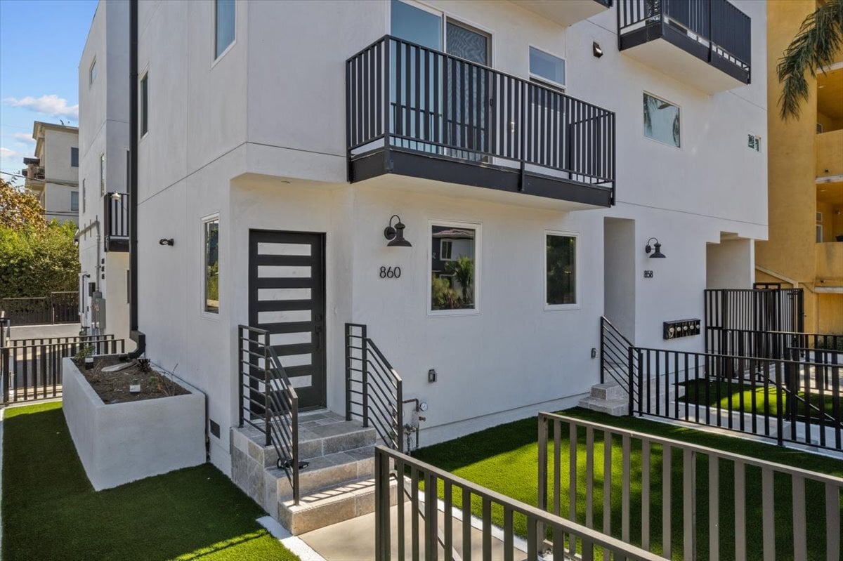 Building Photo - 860 N Hudson Ave