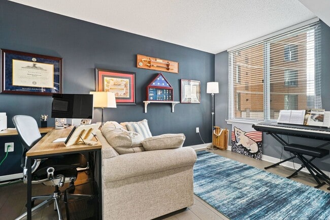 Building Photo - 2 Bedroom 2 Bath Condo Open Floor-plan, Stainless Steel Appliances, Pool, Concierge and More