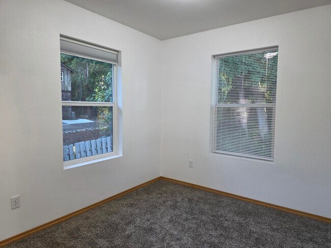 Building Photo - 3 Bedroom Duplex in Kingston!