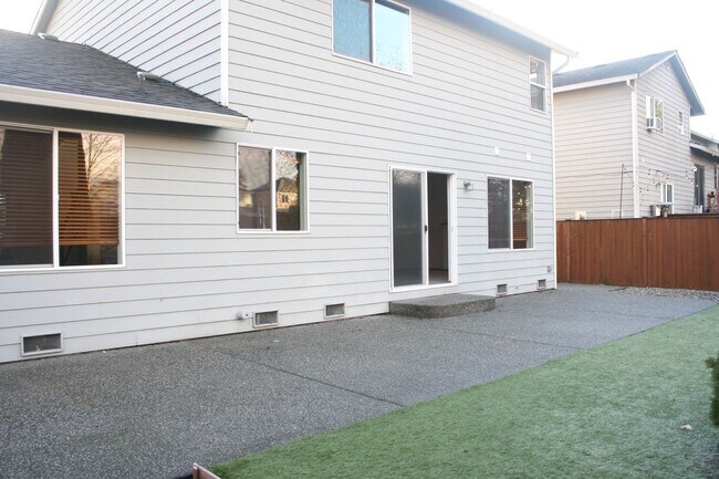 Building Photo - 3 bdrm, 2.5 Bath, 2 car Garage, Gas heat, ...