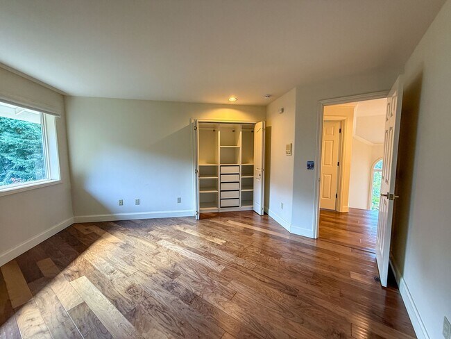 Building Photo - 4bd/3.25ba Seattle House