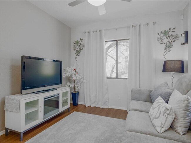 Building Photo - 1 Bedroom 1 Bathroom FULLY FURNISHED! COMM...