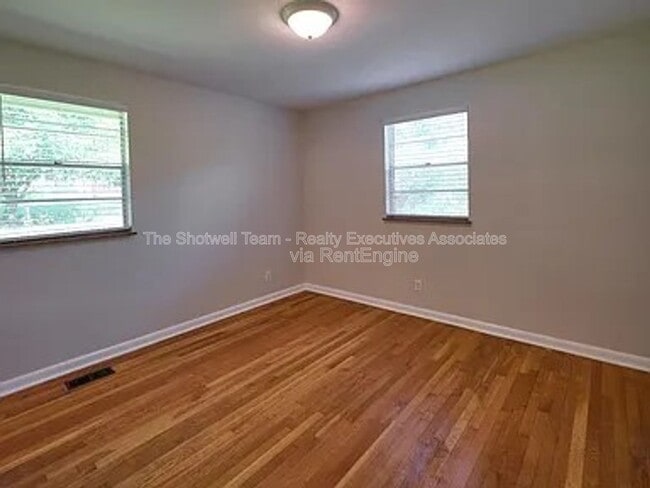 Building Photo - 1005 Francis Rd