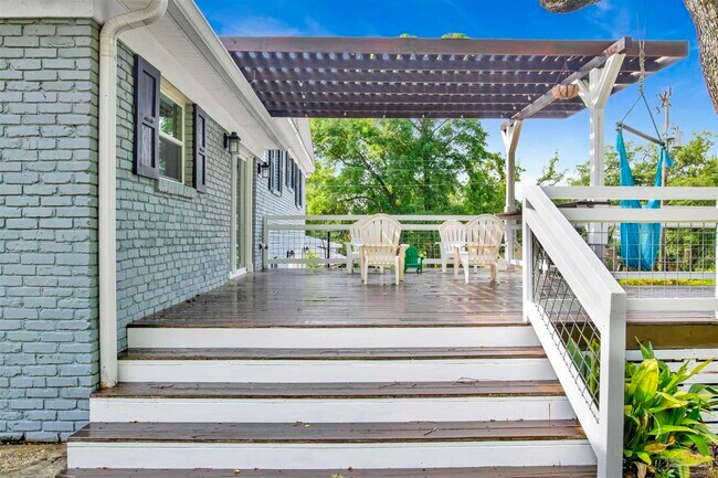 Building Photo - 421 Woodbine Dr