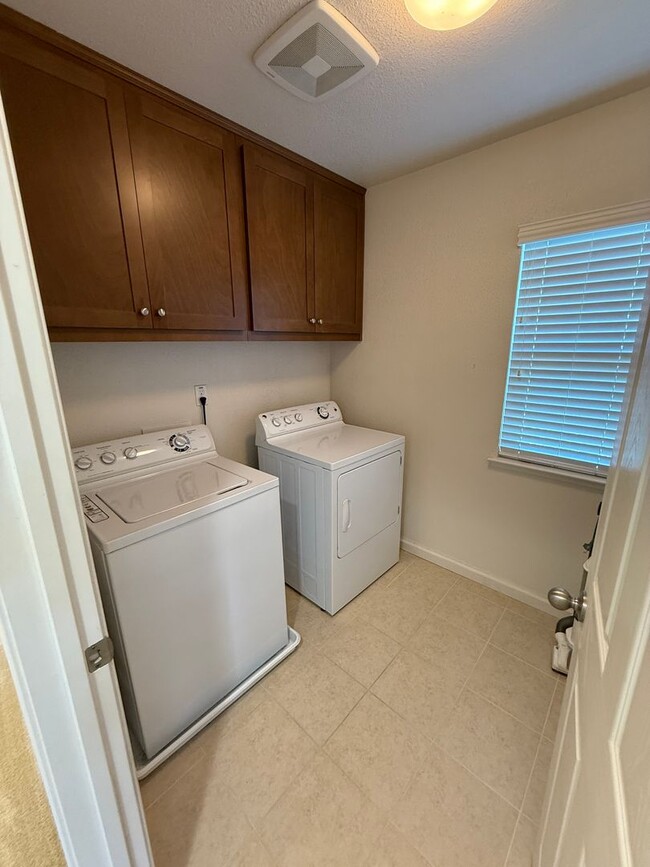 Building Photo - MODERN NEWER 3 BEDROOM 2 STORY FAIRFIELD *...