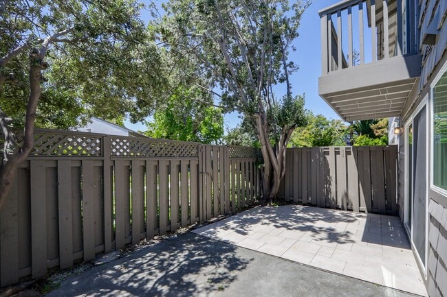 Building Photo - 3 Bed / 2.5 Bath light and spacious townho...