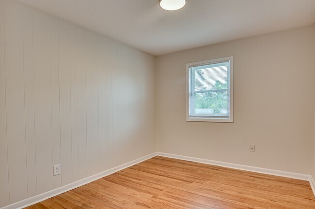 Building Photo - 1406 Ridgewood Dr