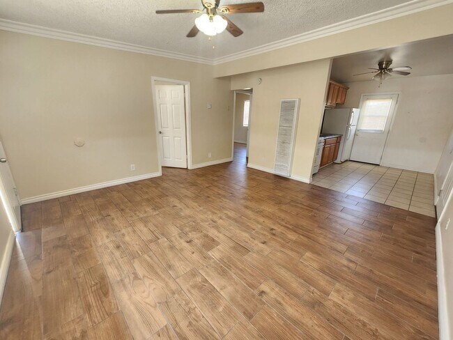Building Photo - Ocotillo Ave Apt 5826-5828