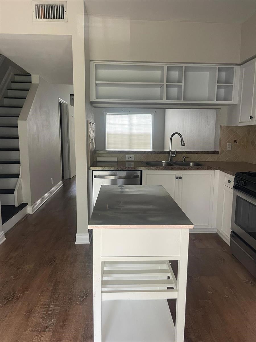 Building Photo - 8021 Sanibel Dr
