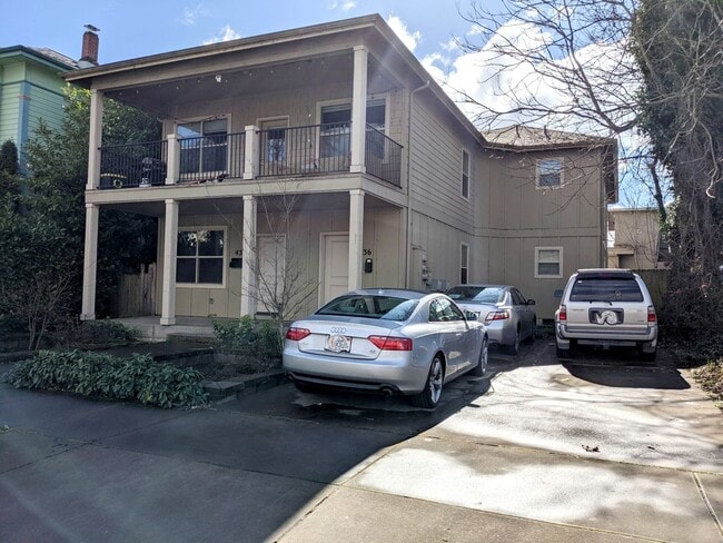 Primary Photo - Spacious West Campus 4 bed,2 bath downstai...