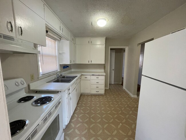 Building Photo - 4 bedroom Home Near Campus! Preleasing for...