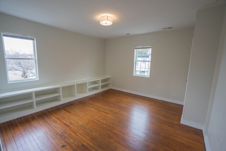 Building Photo - 324 N 27th St