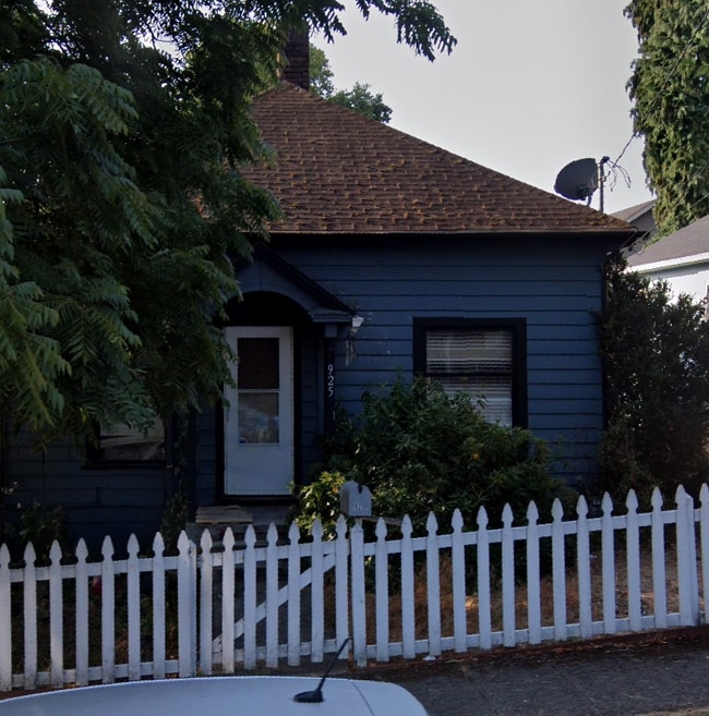 Building Photo - 925 N 75th St