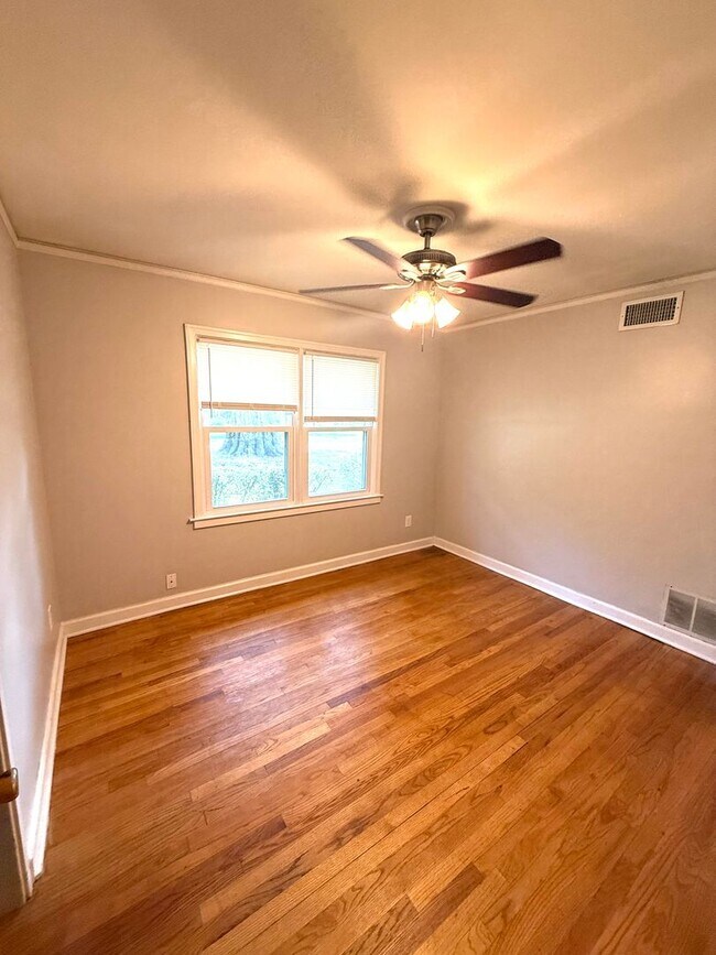 Building Photo - ** 4 Bed 2 Bath located in Dalraida ** Call 334-366-9198 to schedule a self tour