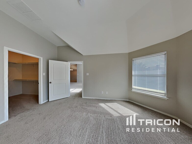 Building Photo - 307 Hawthorn Dr