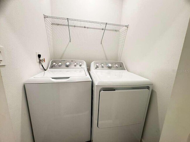 Building Photo - 7465 Stone Crk Trl