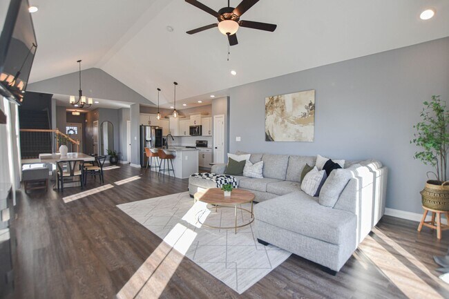 Building Photo - Pet Friendly Three Bedroom!