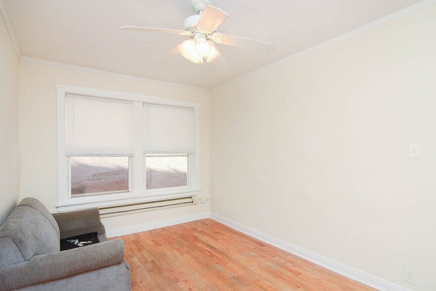 Building Photo - 516 W Melrose St