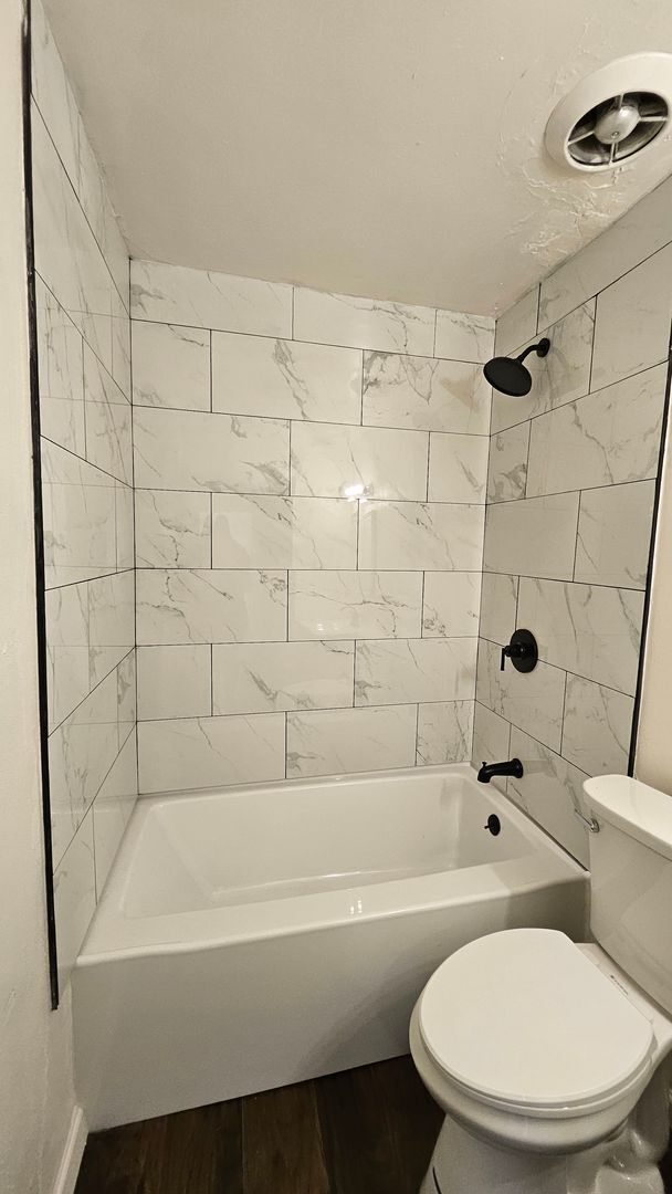 Building Photo - 2 Bed WITH OFFICE 1 Bath AND WASHER/DRYER HOOK UP!