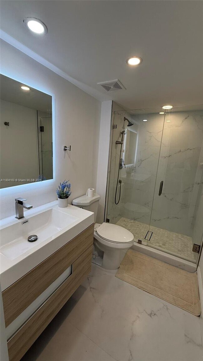 Building Photo - 3625 N Country Club Dr