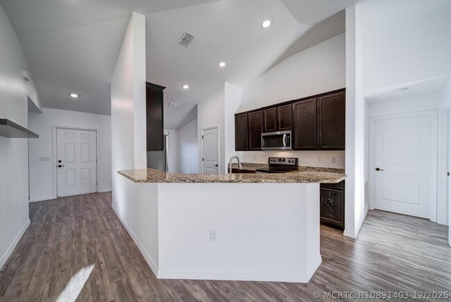 Building Photo - 4631 SW Athena Dr