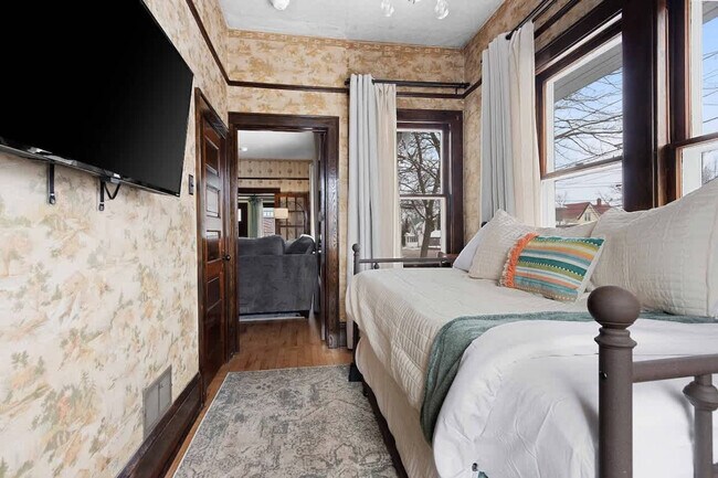 Building Photo - 100 W Main St