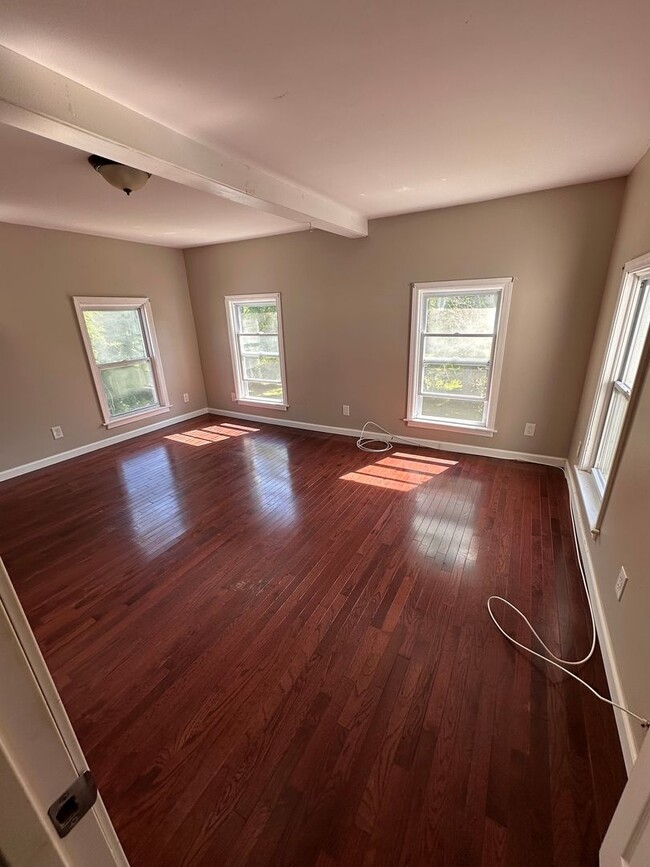 Building Photo - 5 Bedroom/1 bath Single family house