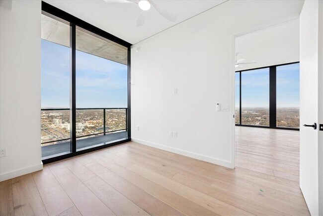 Building Photo - 610 Davis St