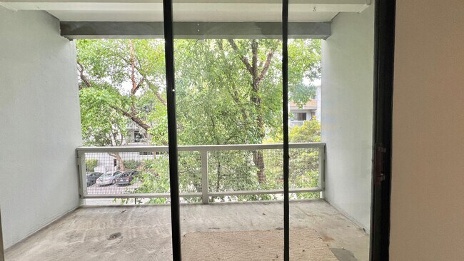 Building Photo - Well-maintained 2bd 1.5 ba  with plenty of...