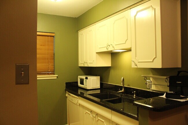 Building Photo - *COMING SOON* Upstairs Condo with Premium Amenities & Hardwood Floors!