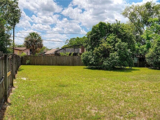 Building Photo - 2 Bed 1 Bath Pet Friendly with Fenced Yard...