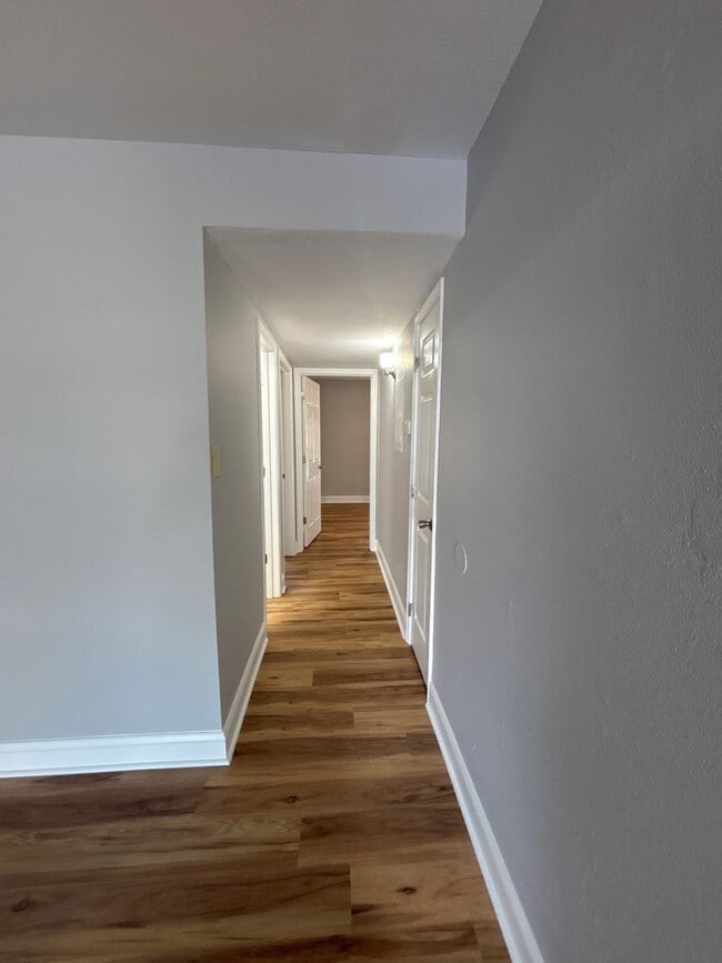 Building Photo - Move in Special 1/2 OFF 1 month's rent!